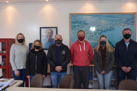 Vereadora Fabiane (PSB) e protetores da causa animal participam de reunião com o prefeito Rudinei Harter