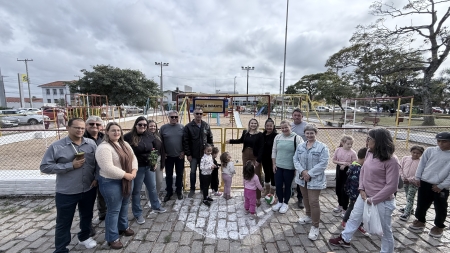 Prefeitura inaugurou hoje os novos Brinquedos na Praça Central e realizou a entrega de mais um ônibus escolar