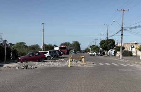 Lombada com faixa de pedestre está sendo instalada na avenida Sony Soares Corrêa em frente ao Condomínio Laguna