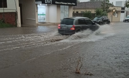 Chuva alagou várias ruas da cidade