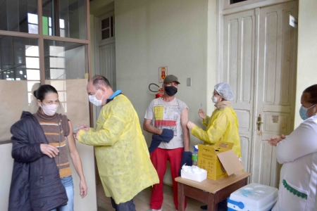 Adolescentes de 15 /16 anos e pessoas acima destas idades que ainda não fizeram a 1ª dose podem se vacinar nesta quinta-feira (30)