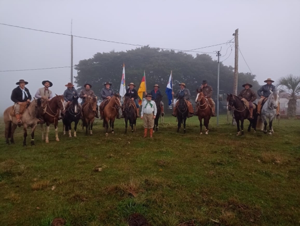 Cavaleiros do Sepé acompanham a condução da Chama Crioula