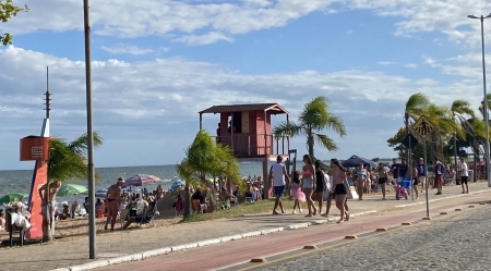 Praias de São Lourenço têm movimento intenso no último dia de Carnaval