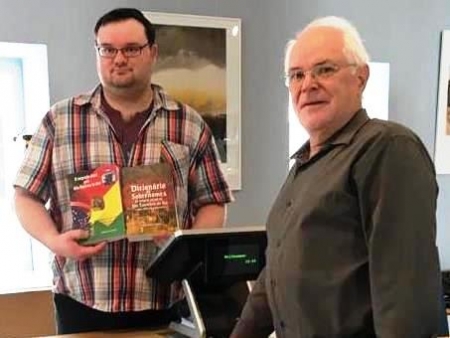 O médico lourenciano, Edilberto Hammes fez a entrega de seus livros em museu na Alemanha