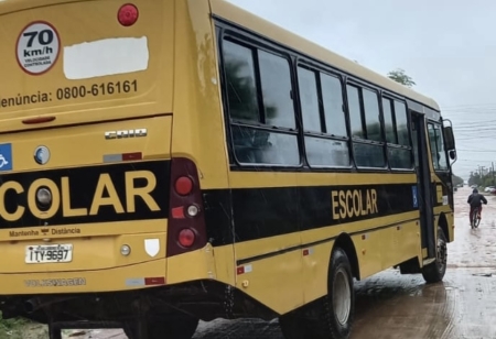  Ônibus faz o transporte para pessoas que foram atingidas pelas águas