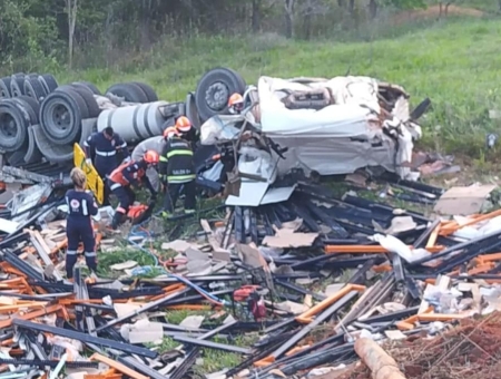Lourenciano morre em acidente de trânsito com caminhão no ES   O Corpo de Bombeiros do Espírito Santo (ES)