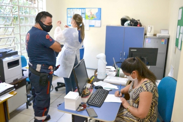 Nesta segunda-feira, dia 8, a vacinação é para profissionais da saúde e cuidadores de idosos que fizeram a 2º dose no dia 8 de maio