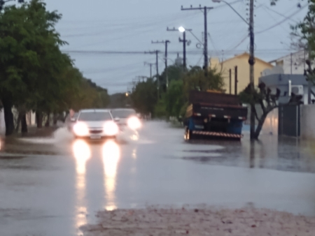 Muitas ruas alagadas após forte chuva na madrugada desta quinta-feira