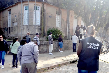 Nesta sexta-feira (15) acontece a vacinação para pessoas de 18 anos ou mais que ainda não tomaram a vacina