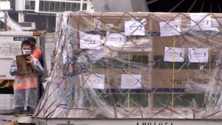 Doadas pelos EUA, novas doses de vacina da Johnson chegam ao Brasil