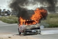 Veículo pegou fogo na avenida Theodoro Henrique Schuch