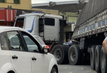 Carreta quebrou eixo na rotula da Afubra e trancou trânsito