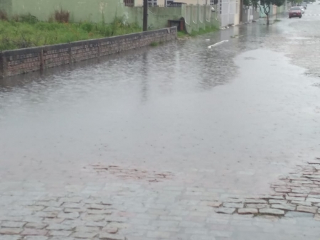 CHUVA: 600 milímetros em 4 semanas dificulta manutenção de bocas de lobo e buracos nas ruas