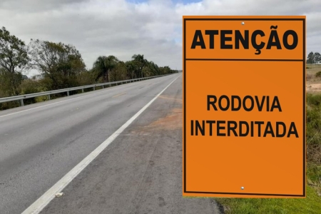 Atenção! Pista totalmente bloqueada no km 421 da BR-116, em Cristal, próximo ao Parque Bento Gonçalves