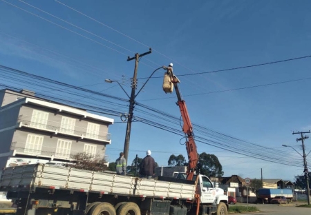 Secretaria de Obras iniciou neste sábado (25) a instalação das lâmpadas de LED