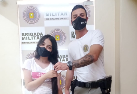 Brigada Militar de São Lourenço do Sul recebe doação de mecha de cabelo para a Campanha Cabelos de Aço