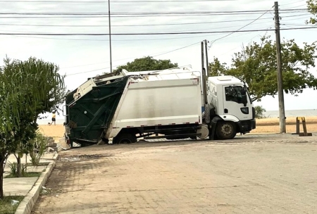 Caminhão do lixo atolou em buraco aberto pela Corsan para manutenção do encanamento no final de semana