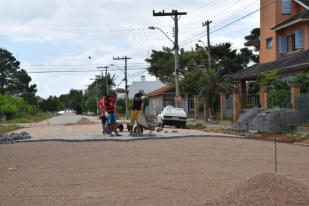 Trecho da Rua São Lucas recebe pavimentação através do Programa de Pavimentação Comunitária