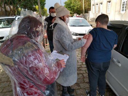 Adolescentes entre 12 e 17 anos, portadores de comorbidades foram vacinados na tarde desta quarta-feira (28)