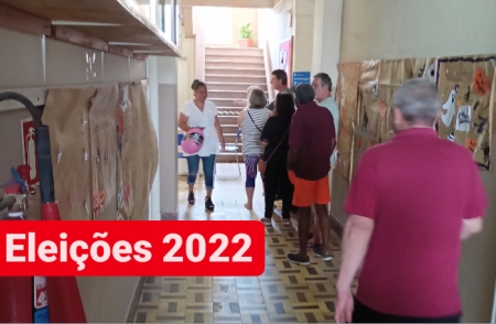 Votação inicia com bastante movimento na manhã deste domingo