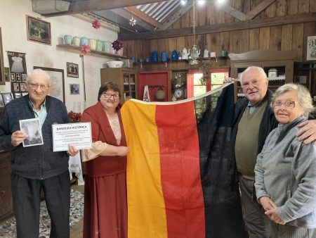 BANDEIRA HASTEADA NO CENTENÁRIO DA COLONIZAÇÃO ALEMÃ NA COXILHA DO BARÃO EM 1958 É DOADA A MUSEU