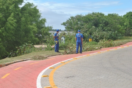 SMOU iniciou limpeza e roçada na orla das praias 