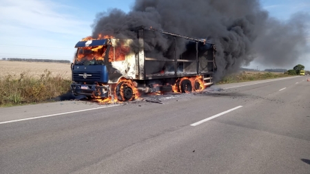 Caminhão pegou fogo na BR 116 próximo ao posto da PRF em Pelotas