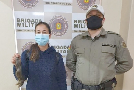 Campanha Cabelos de Aço: Cassiane Silveira da Silva entregou sua mecha de cabelo na BM de São Lourenço do Sul