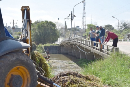 Secretaria Municipal de Obras e Urbanismo realiza limpeza de aguapés na Ponte do Camping