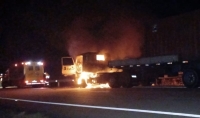 Carreta pegou fogo no km 436 da BR-116 em Cristal, na noite desta terça-feira
