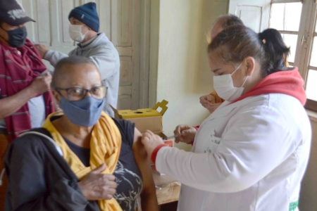 HOJE: Quarta dose contra a Covid-19 será aplicada em pessoas com 60 anos ou mais a partir desta segunda (23)
