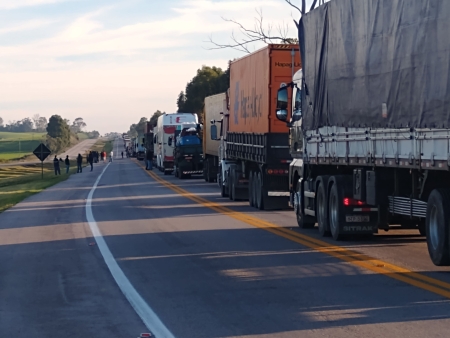 Trânsito fluindo lentamente  em ambos  sentido no km 476 da BR-116, próximo ao acesso secundário de São Lourenço do Sul