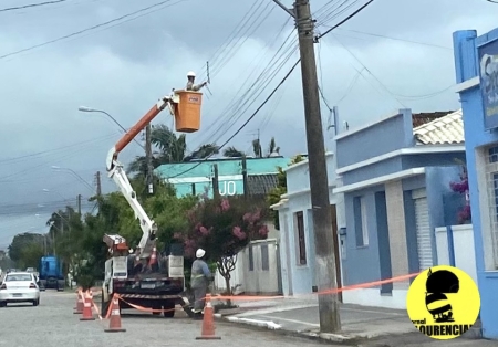Alguns bairros da cidade ficaram sem energia com a chuva e fortes ventos de ontem