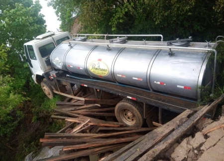 Caminhão de leite caiu ao passar em ponte no meio rural de Canguçu