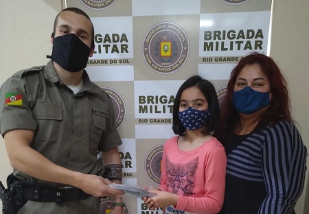 Brigada Militar de São Lourenço do Sul recebe doação de mecha de cabelo para a campanha Cabelos de Aço