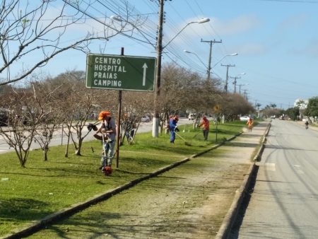 SMOU trabalha na roçada da Avenida Nonô Centeno nesta segunda-feira