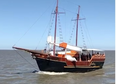 Entretenimento: Escuna Bucaneiro possui tobogã abordo nesta temporada de verão