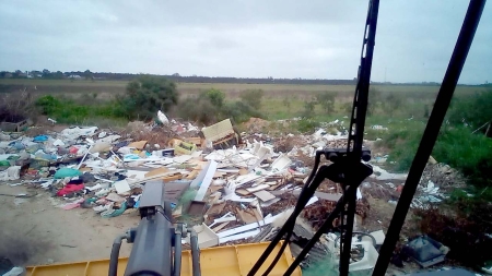 Descarte irregular de lixo e entulho em loteamento próximo ao centro da cidade