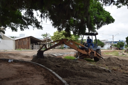 Prefeito visita obras de requalificação na orla do Arroio Carahá