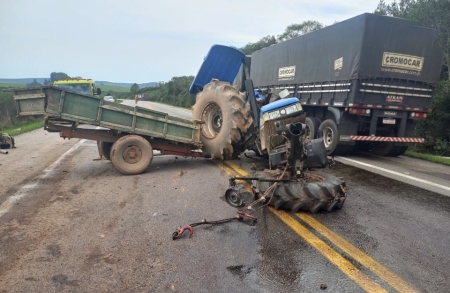 Acidente entre trator e caminhão bloqueia pista sentido Pelotas