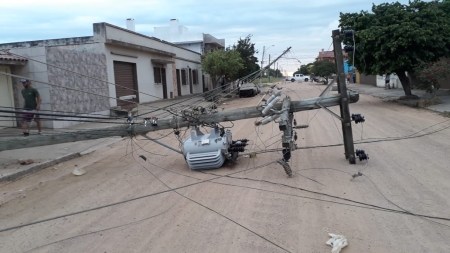 Com queda de postes, alguns bairros continuam sem energia elétrica