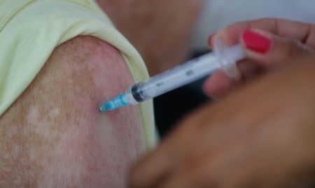 Pessoas com comorbidades começarão a ser vacinadas contra a COVID-19 neste sábado (08)