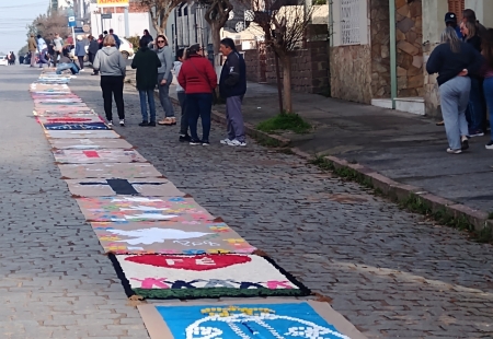 Corpus Christi: Confecção de tapetes da Igreja Matriz até a praça central iniciou na manhã de hoje