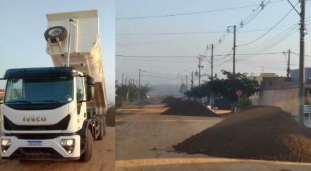 SMOU trabalha colocando cascalho nas ruas do bairro Sete de Setembro