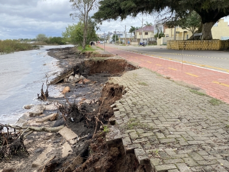 Muitos estragos ao longo da orla das praias após o recuo das águas da Lagoa