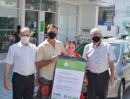 Prêmio de 50 mil do seguro Sicredi Mais em Vida é entregue em São Lourenço do Sul