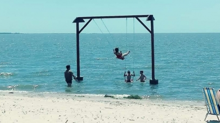 Balanço aquático foi instalado na praia da Barrinha