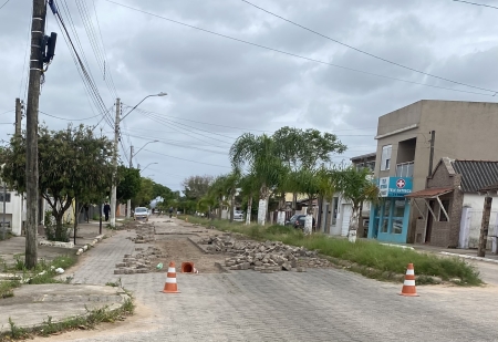 Empresa terceirizada refaz pavimentação de obra da Corsan na av. Isolina Passos