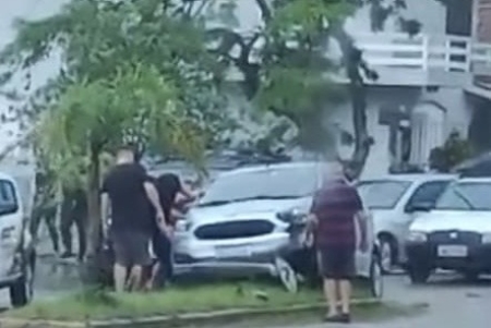 Veículo perdeu o controle e subiu no canteiro da avenida Marechal Floriano