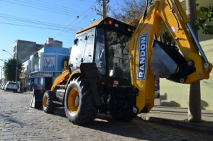 Nova retroescavadeira chega a São Lourenço do Sul